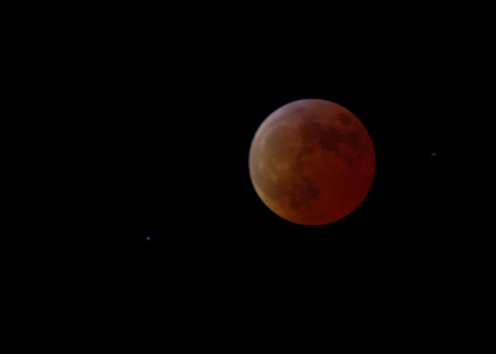 Mond ist komplett im Erdschatten